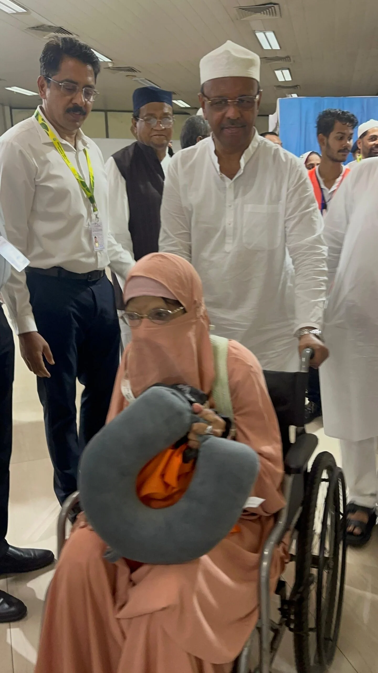 হজযাত্রীদের স্বাগত জানাতে উপস্থিত মেয়র ফিরহাদ হাকিম এবং 'পুবের কলম'-এর সম্পাদক আহমদ হাসান ইমরান