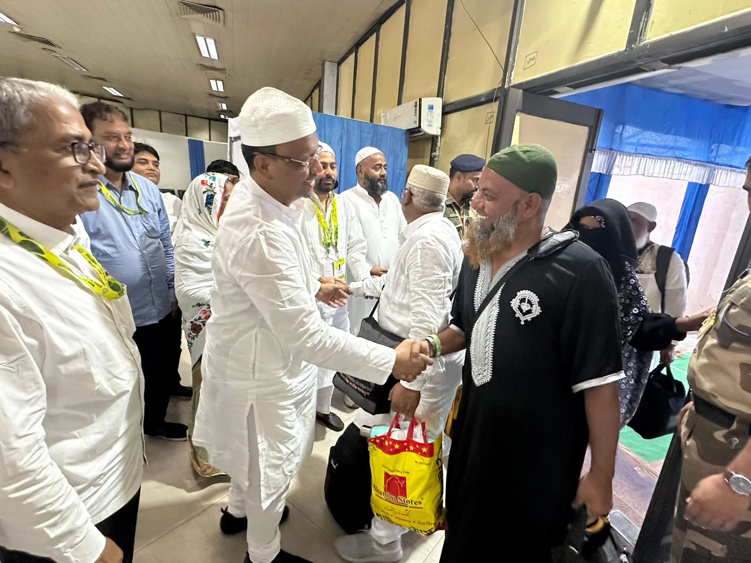 হজযাত্রীদের স্বাগত জানাতে উপস্থিত মেয়র ফিরহাদ হাকিম এবং 'পুবের কলম'-এর সম্পাদক আহমদ হাসান ইমরান