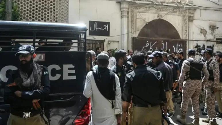 পাকিস্তানে সেনা কনভয়ে আত্মঘাতী বিস্ফোরণ, নিহত কমপক্ষে ১৩ জওয়ান