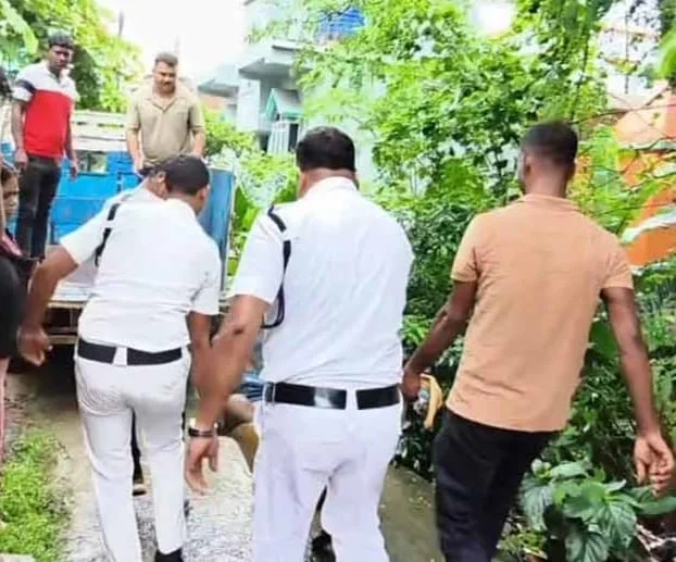 রাস্তায় পড়ে থাকা এক অজ্ঞাত পরিচয়ের যুবকের মৃতদেহ ঘিরে চাঞ্চল্য