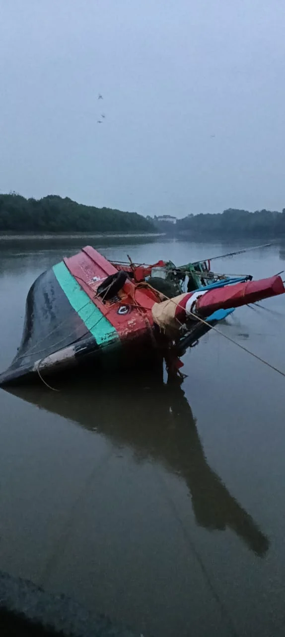 রায়দিঘি জেটিঘাটের কাছে ডুবল ট্রলার, ক্ষতি প্রায় ১৫ লক্ষ টাকা