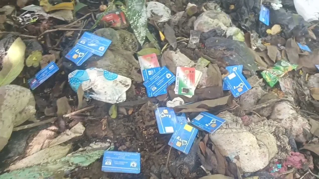 ভাঙ্গড়ে পুকুরে আবর্জনার স্তূপে মিলল একাধিক স্বাস্থ্য সাথী কার্ড, চাঞ্চল্য ছড়াল এলাকায় তদন্তে পুলিশ