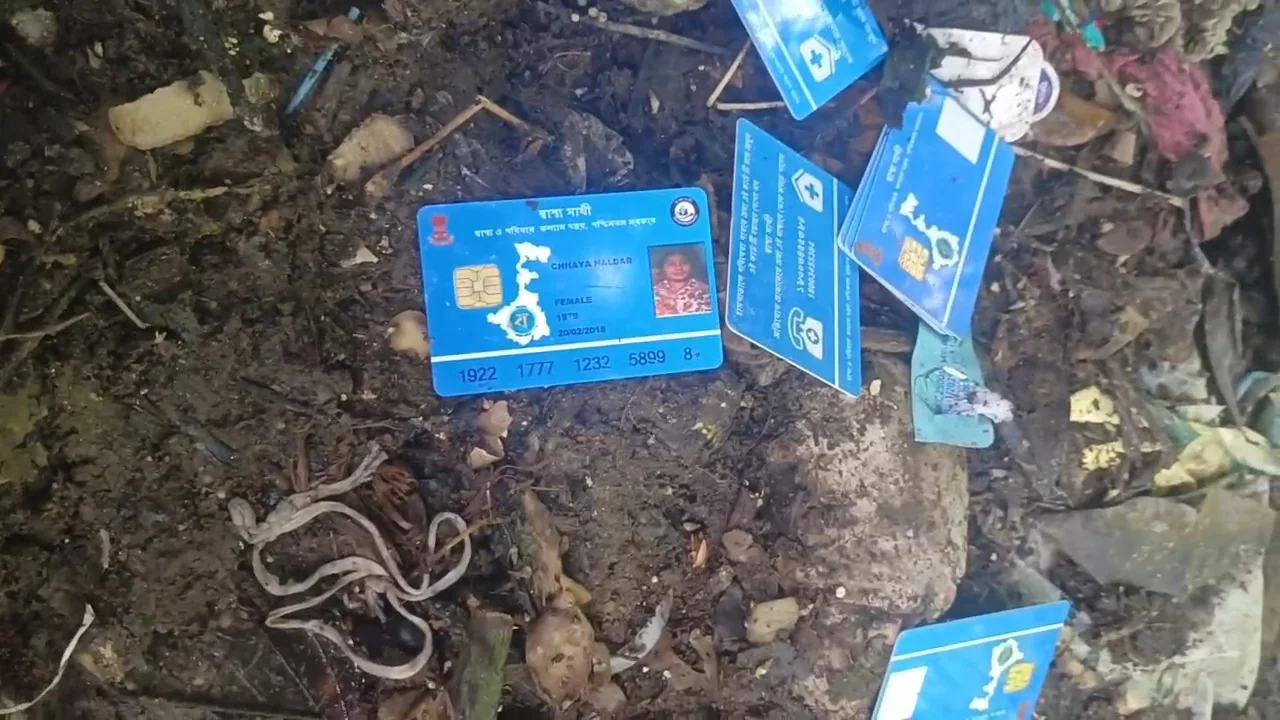 ভাঙ্গড়ে পুকুরে আবর্জনার স্তূপে মিলল একাধিক স্বাস্থ্য সাথী কার্ড, চাঞ্চল্য ছড়াল এলাকায় তদন্তে পুলিশ