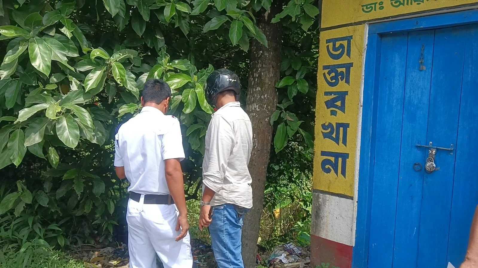 ভাঙ্গড়ে পুকুরে আবর্জনার স্তূপে মিলল একাধিক স্বাস্থ্য সাথী কার্ড, চাঞ্চল্য ছড়াল এলাকায় তদন্তে পুলিশ