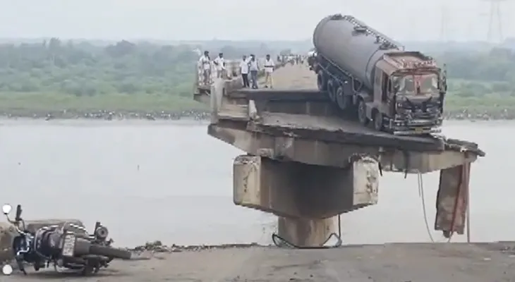 গুজরাতের ভাদোদরায় ভয়াবহ সেতু বিপর্যয়: মহিসাগর নদীতে পড়ে গেল গাড়ি, মৃত অন্তত ৯