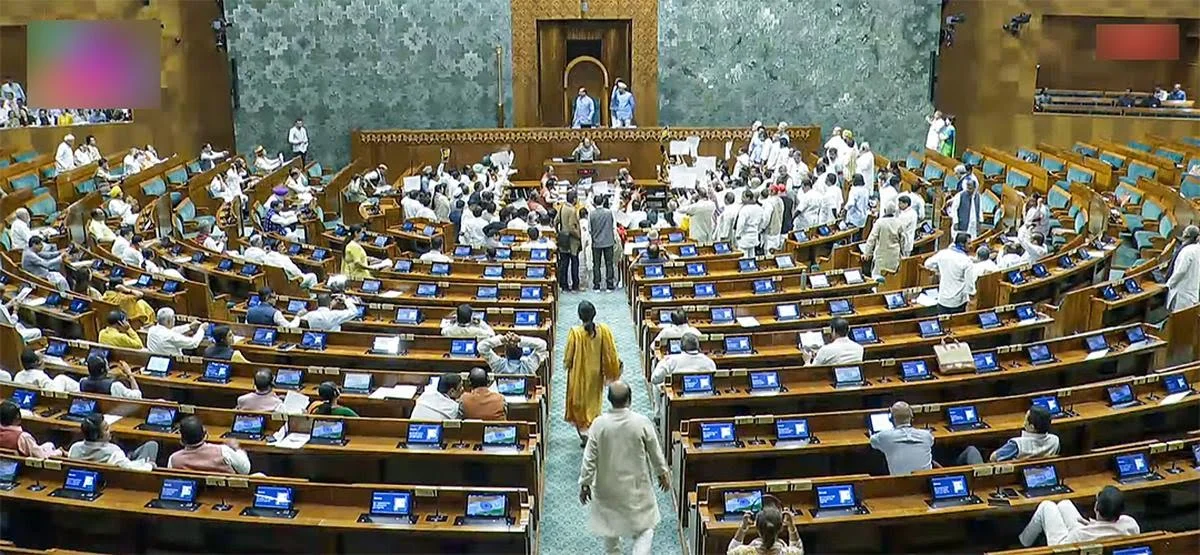 বাদল অধিবেশন: সংসদে বিক্ষোভ বিরোধীদের