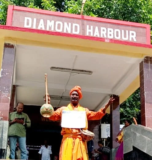 ডায়মন্ড হারবারে ডেঙ্গু সচেতনে রাষ্ট্রপতির সম্মানিত শিল্পী স্বপন দত্ত বাউল