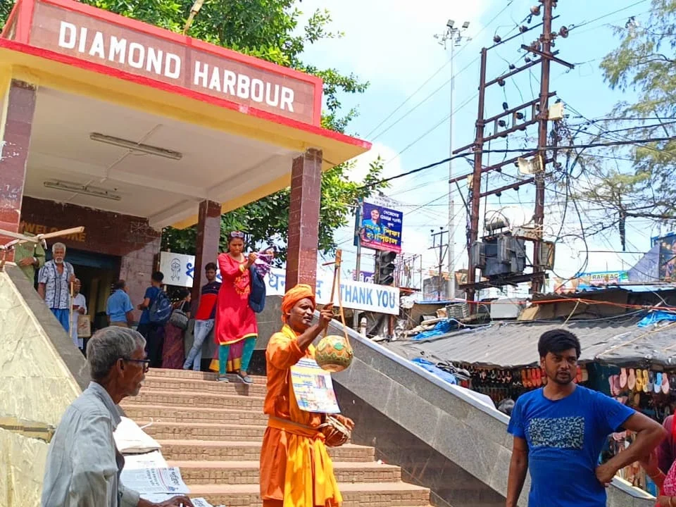 ডায়মন্ড হারবারে ডেঙ্গু সচেতনে রাষ্ট্রপতির সম্মানিত শিল্পী স্বপন দত্ত বাউল
