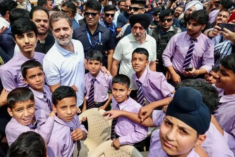 পাকিস্তানি গোলাবর্ষণে বাবা-মা হারানো ২২ শিশুর পড়াশোনার দায়িত্ব নিলেন রাহুল গান্ধী