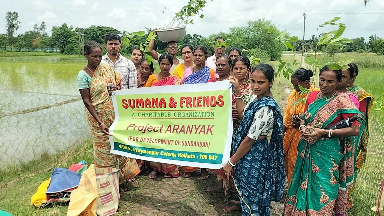 সুমনা এন্ড ফ্রেন্ডস-এর উদ্যোগে ঝড়খালিতে গড়ে উঠছে সবুজের দেওয়াল