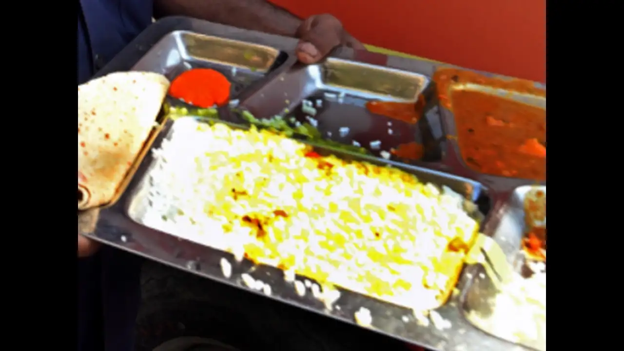 মুম্বইয়ে পচা খাবার দেওয়া নিয়ে ক্যান্টিন কর্মীকে চড় শিবসেনা  বিধায়কের