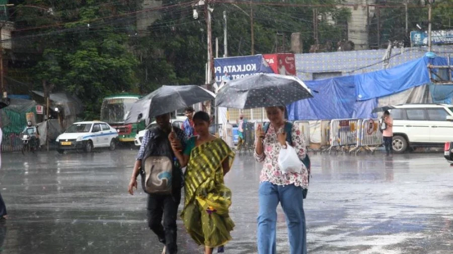ভারী বৃষ্টিতে বিপর্যস্ত কলকাতা সহ একাধিক জেলা