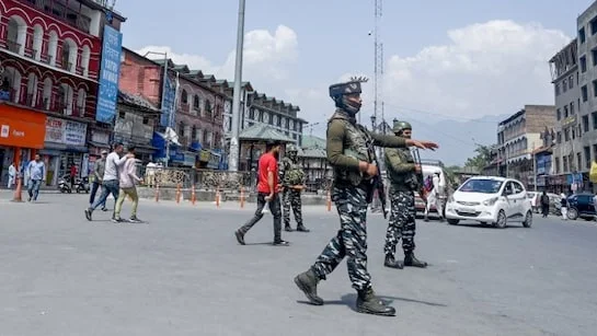 জম্মু-কাশ্মীর: পূর্ণ রাজ্যের পর্যাদা চেয়ে শ্রীনগরে কংগ্রেসের প্রতিবাদ মিছিল 