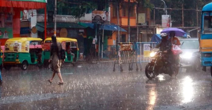 দক্ষিণবঙ্গে নিম্নচাপ ও মৌসুমী অক্ষরেখার জোড়া প্রভাবে টানা ভারী বৃষ্টি, প্লাবিত একাধিক জেলা
