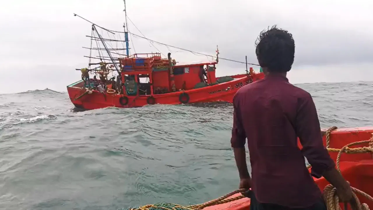 ফের বঙ্গোপসাগরে ডুবল ইলিশ ভর্তি ট্রলার, প্রাণরক্ষা ১৩ জনের