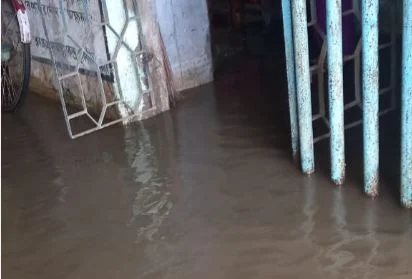 পঞ্চায়েতের উপস্বাস্থ্য কেন্দ্রে জল,ব্যাহত পরিষেবা