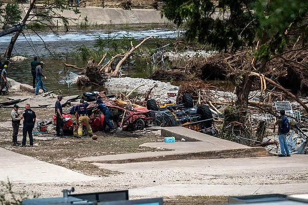 টেক্সাসে বন্যায় নাজেহাল জনজীবন, মৃত বেড়ে ৮২
