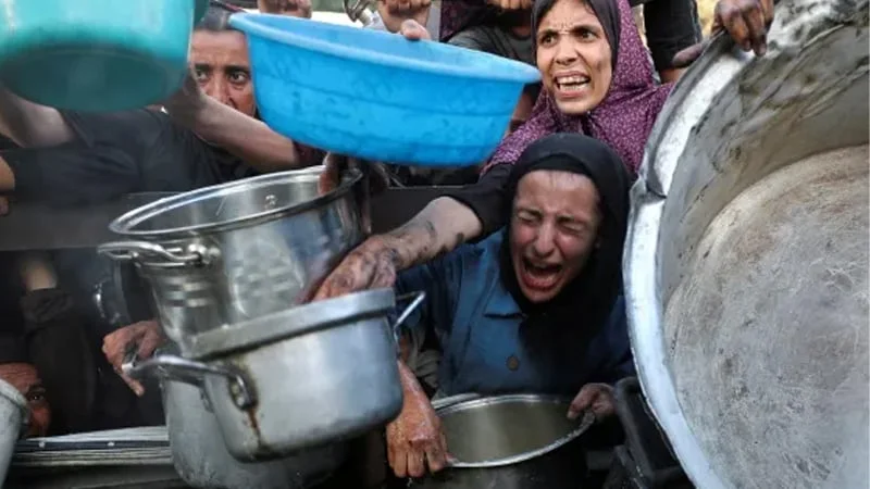 গাজায় একদিনেই ৭১ ফিলিস্তিনির মৃত্যু: ইসরায়েলি হামলা ও অনাহারে ভয়াবহ মানবিক সংকট