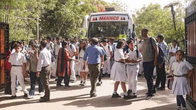 দিল্লির ২০ টি স্কুলে বোমাতঙ্ক, আতঙ্কের পরিবেশ