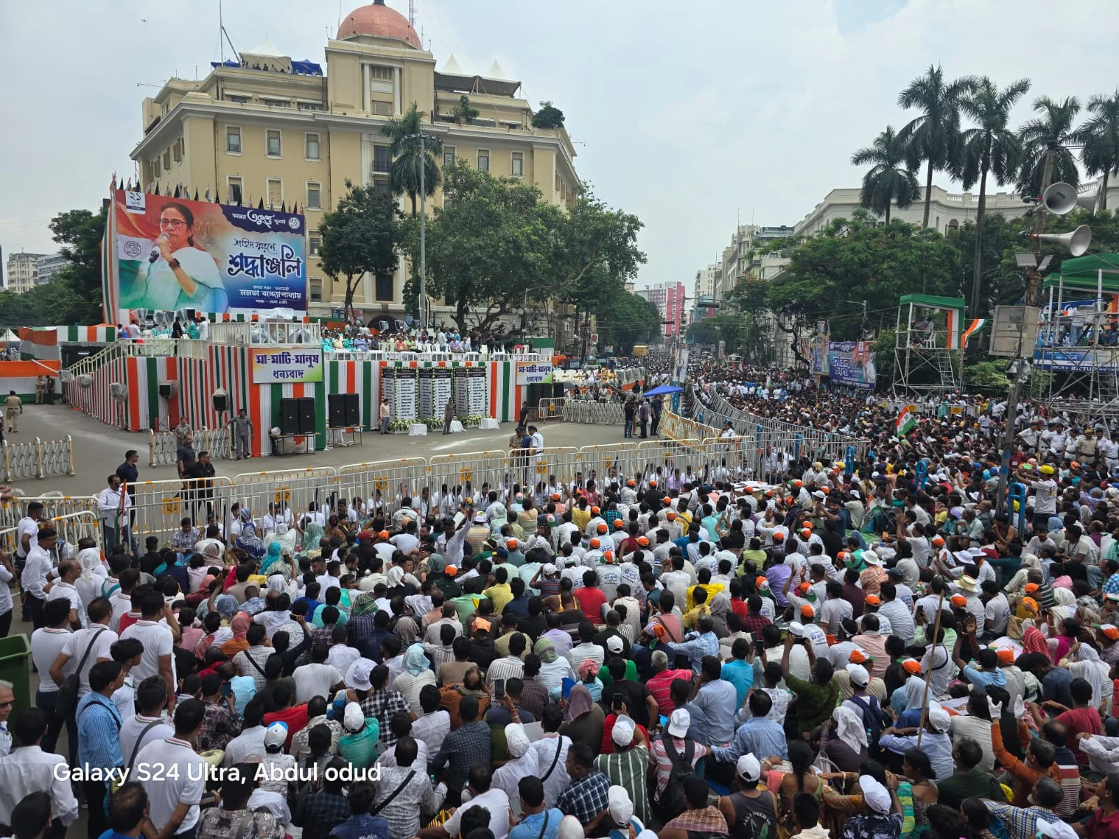 একুশে জুলাই শহীদ দিবসে কাতারে কাতারে মানুষ ধর্মতলামুখী