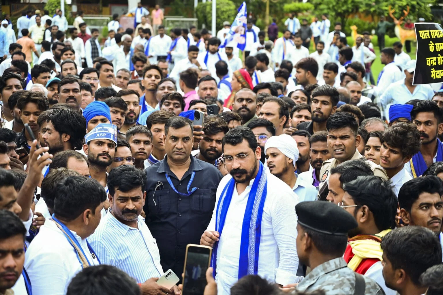 আজাদকে গ্রামে ঢুকতে বাধা, পুলিশি পদক্ষেপে তুমুল অশান্তি-ভাঙচুর