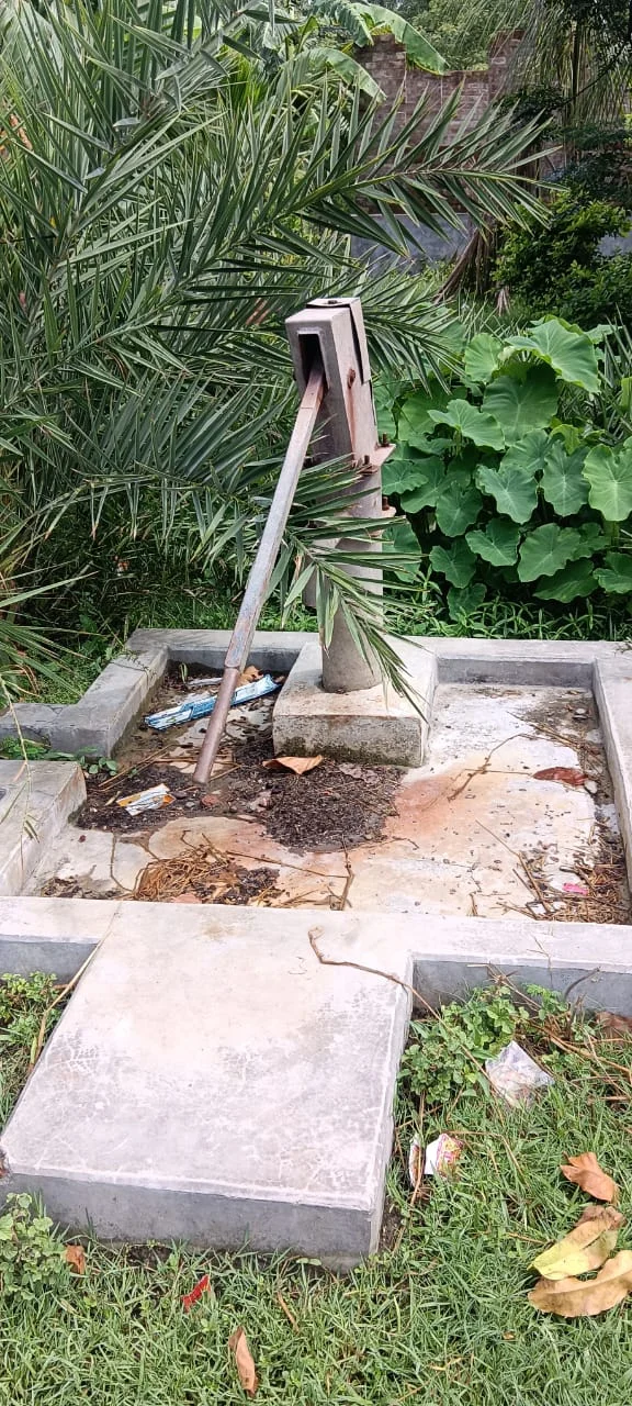বেহাল নলকূপ মিলছে না পানীয় জল, ক্ষোভে ফুসছে স্থানীয়রা