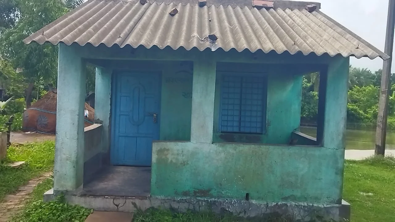 মিড ডে মিলের রাধুনি পরিবর্তন জনিত সমস্যায় স্কুল খোলা থাকলেও,পড়ুয়া নেই মগরাহাটে