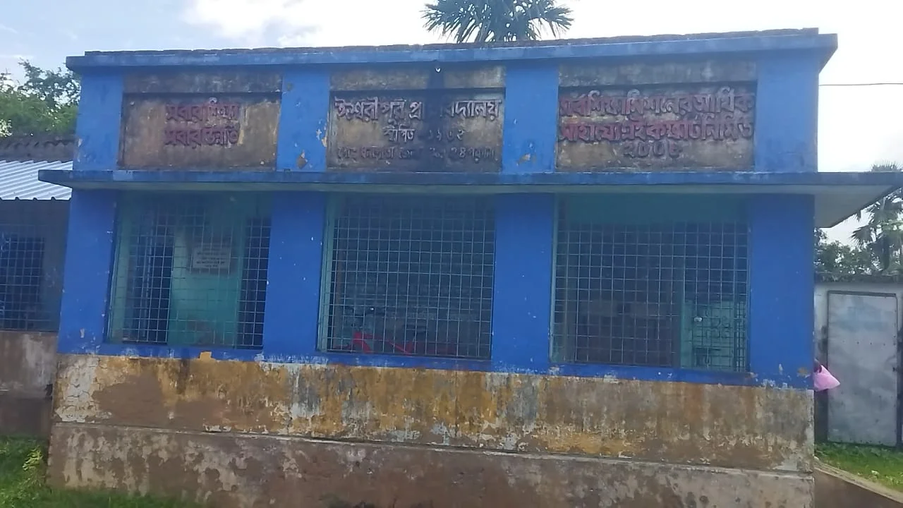 মিড ডে মিলের রাধুনি পরিবর্তন জনিত সমস্যায় স্কুল খোলা থাকলেও,পড়ুয়া নেই মগরাহাটে