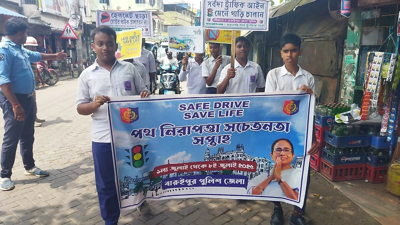 পথ নিরাপত্তা সপ্তাহের শুরুতে সচেতনতার বার্তা দিতে পদযাত্রা হয়ে গেল জয়নগরে
