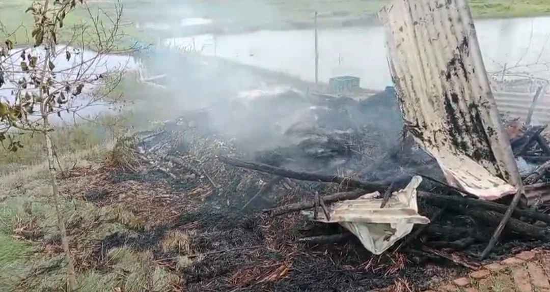 পাথরপ্রতিমায় ঘরে গ্যাস সিলিন্ডার বাস্ট করে বিধ্বংসী আগুন, অল্পের জন্য বেঁচে গেলেন বৃদ্ধ