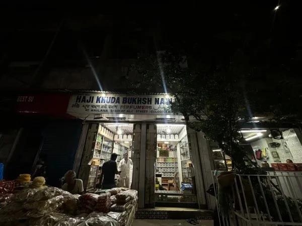 খুসবুপ্রেমী নজরুলের বিশেষ পছন্দ ছিল আতর, দু'শো বছরের প্রাচীন আতরের দোকানে আসতেন নজরুল