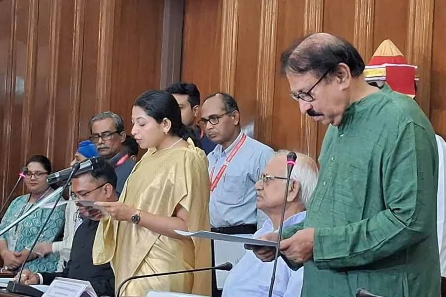 বিধানসভায় শপথ নিলেন কালীগঞ্জের বিধায়ক আলিফা আহমেদ