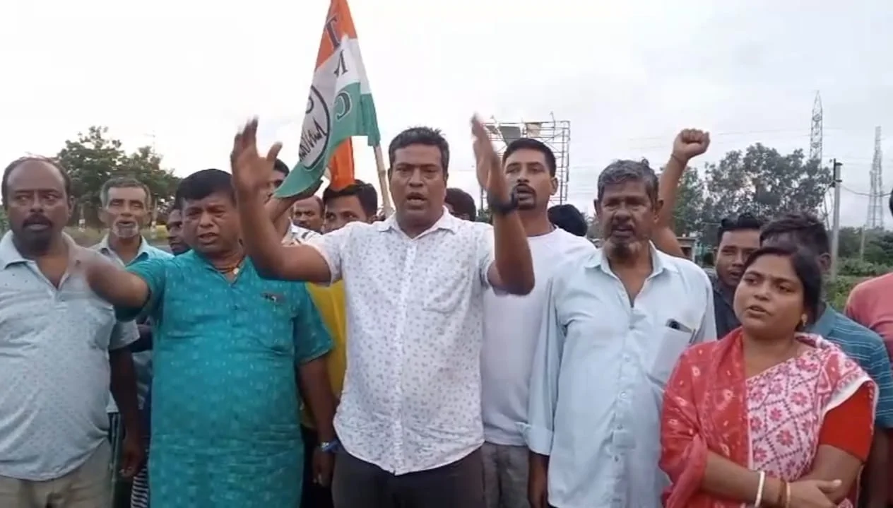 তৃণমূলের অঞ্চল সভাপতিকে "ভুয়ো" বলায় বিক্ষোভ হাড়োয়া খালে