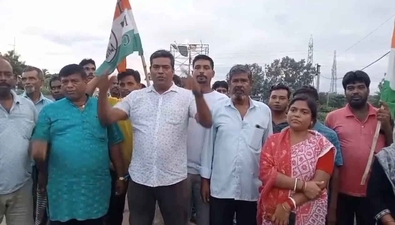 তৃণমূলের অঞ্চল সভাপতিকে "ভুয়ো" বলায় বিক্ষোভ হাড়োয়া খালে