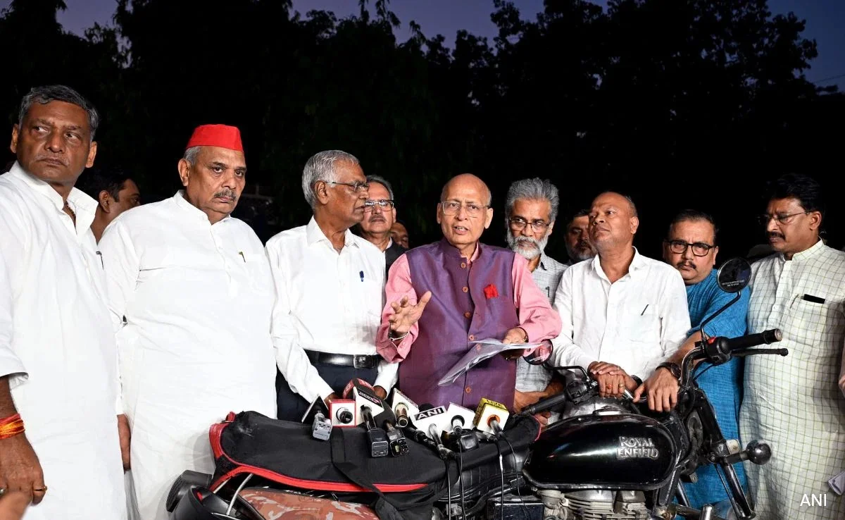 'ভোটবন্দি'! বিহার ভোটের আগে নির্বাচন কমিশনের পদক্ষেপকে তীব্র আক্রমণ বিরোধীদের