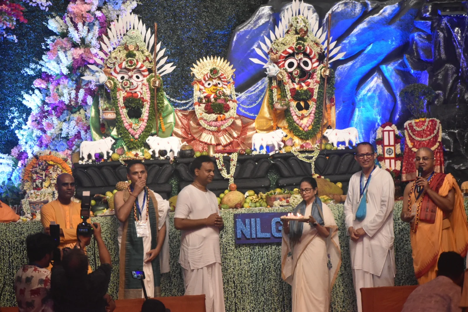 কলকাতার ইসকনে মুখ্যমন্ত্রী, আরতি করলেন তিনি