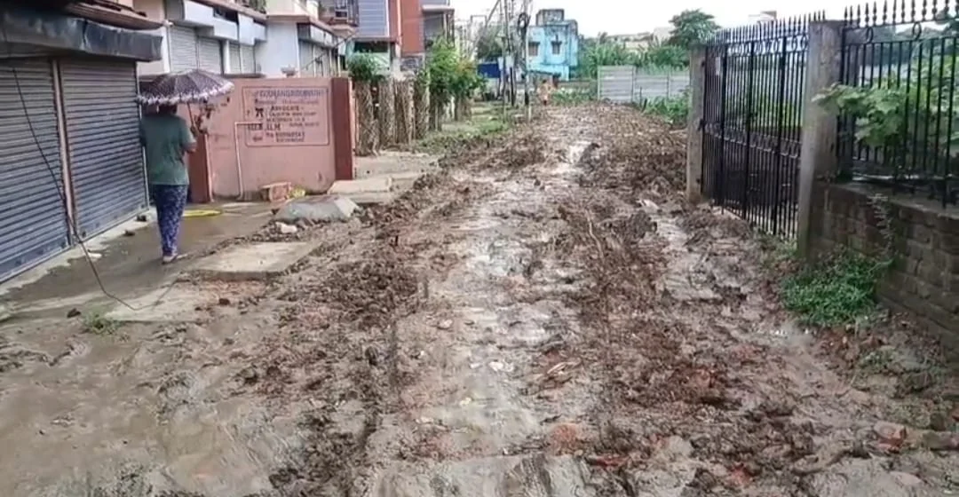 সোনারপুরের গোড়াগাছার বেহাল রাস্তায় চরম দুর্ভোগে এলাকার মানুষ