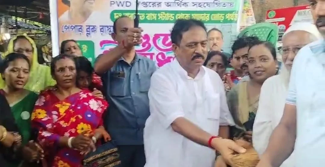 সাড়ে ৬ কোটি টাকা ব্যয়ে জয়নগরে পেপারব্লকের রাস্তার সূচনা করলেন বিধায়ক বিশ্বনাথ দাস