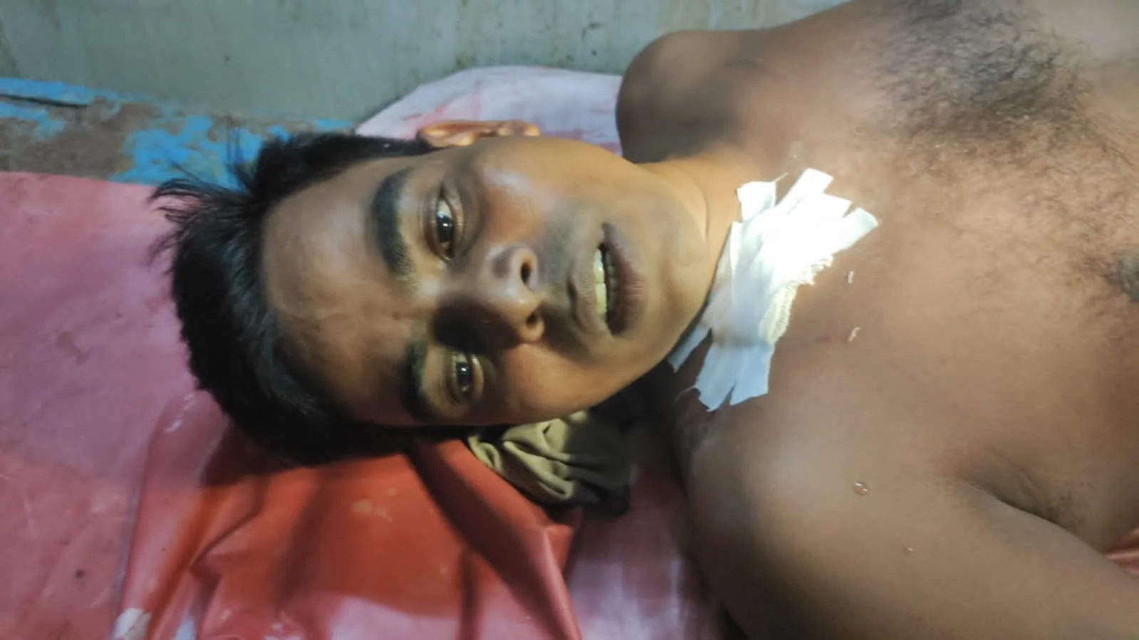 বুকে চাকুর আঘাত!প্রাণে বাঁচতে কল্যাণী সীমান্ত থেকে পালিয়ে এলেন ক্যানিংয়ের যুবক