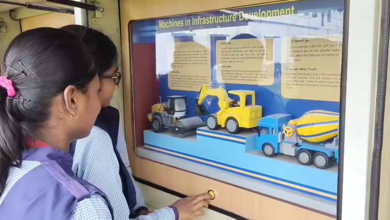 বাসের মধ্যে বিজ্ঞান প্রদর্শনীতে আগ্রহ বাড়ছে পড়ুয়াদের সুন্দরবনে