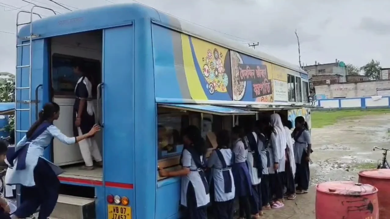 বাসের মধ্যে বিজ্ঞান প্রদর্শনীতে আগ্রহ বাড়ছে পড়ুয়াদের সুন্দরবনে