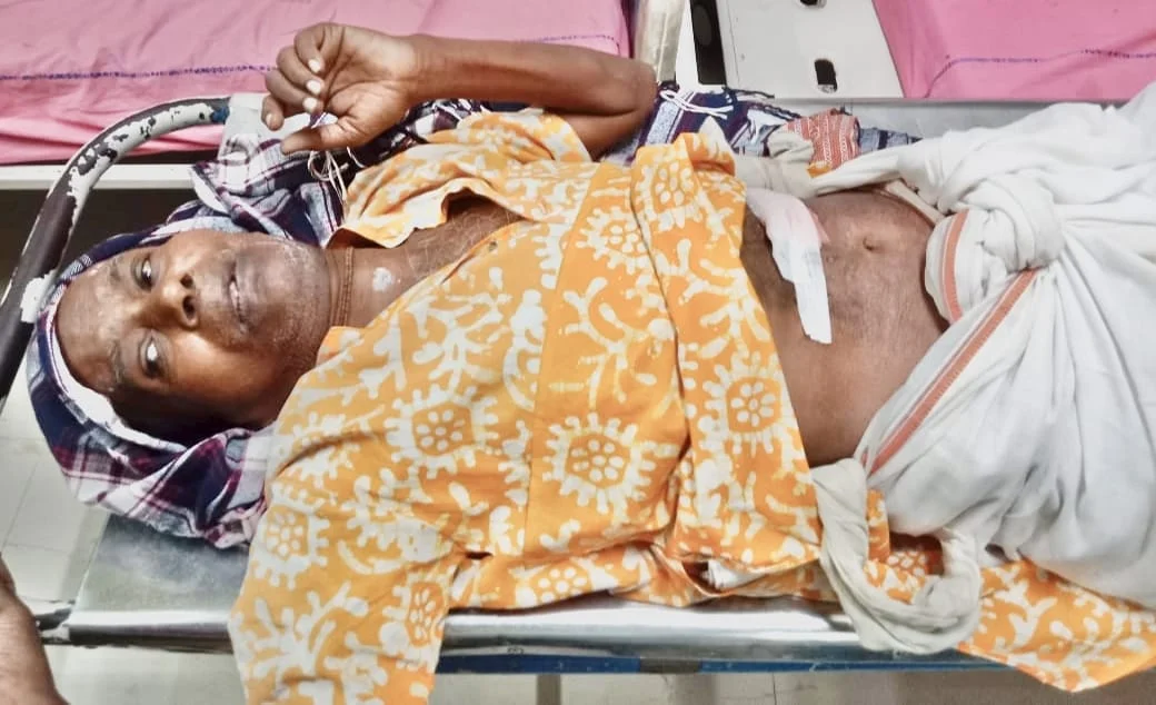 ষাঁড়ের গুঁতোয় জখম বৃদ্ধ হাসপাতালে চিকিৎসাধীন