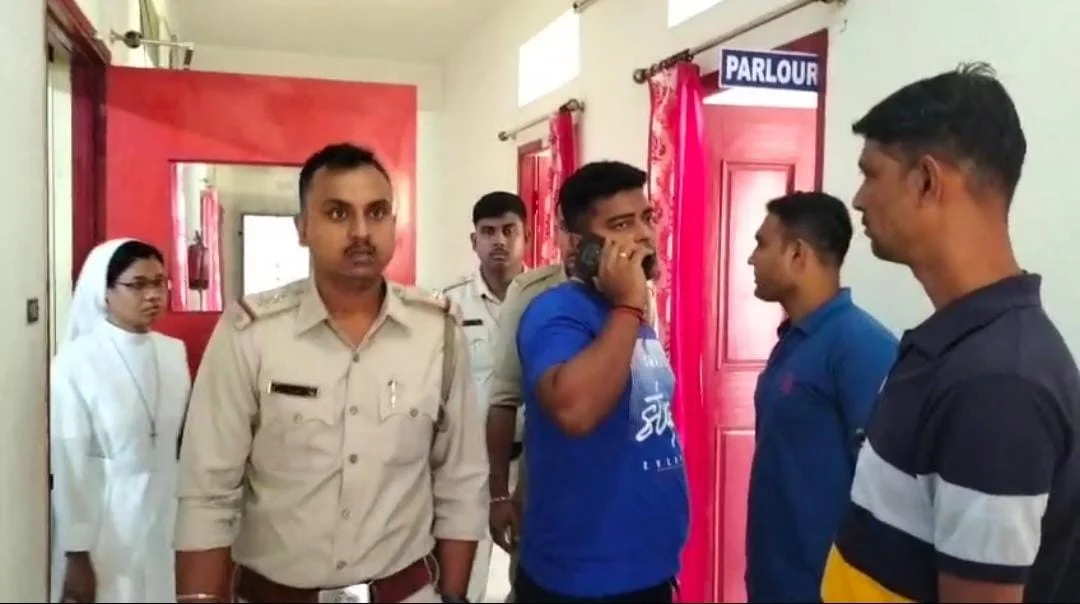 ক্যানিংয়ে বেসরকারি স্কুলের অধ্যক্ষের বিরুদ্ধে ছাত্রীকে অশ্লীল মেসেজ পাঠানোর অভিযোগ, তদন্তে নেমেছে পুলিশ