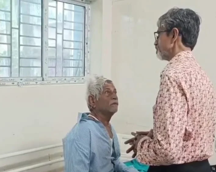 আত্মঘাতী হয়ে বেঁচে গিয়েও ছেলের কাছে ফিরতে চায় না ৭০ বছরের বৃদ্ধ সন্নাসী কর্মকার