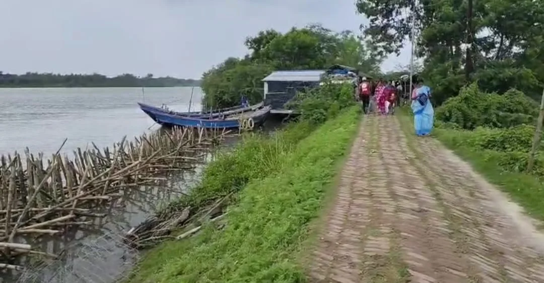 নদী বাঁধের খাঁচা তৈরির দূর্নীতিতে নাম উঠে তৃনমূল পঞ্চায়েত প্রধানের বিরুদ্ধে