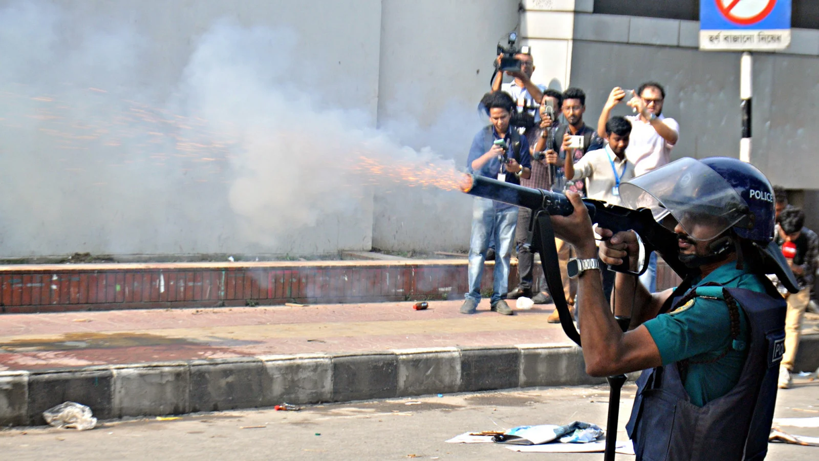 বাংলাদেশের সচিবালয়ের সামনে বিক্ষোভ, পুলিশের সঙ্গে ধস্তাধস্তিতে আহত ৭৫ পড়ুয়া