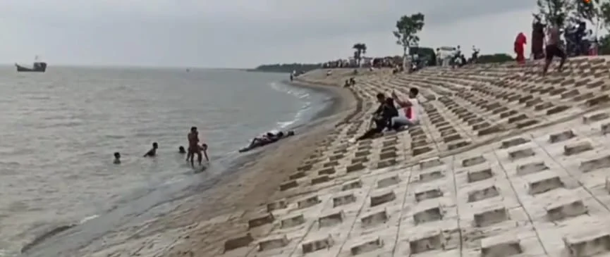 কৈখালি পর্যটন কেন্দ্রে যত্রতত্র প্লাস্টিক পরে থাকায় দূষিত হচ্ছে পরিবেশ