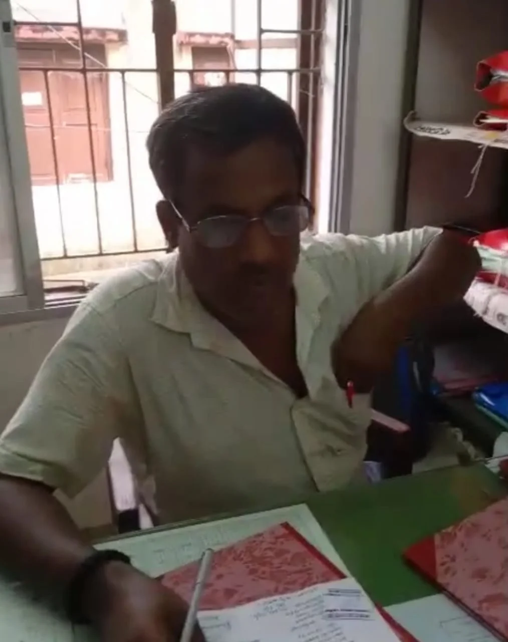 জয়নগরে ভূমি রাজস্ব দফতরের এক কর্মীর ঘুষ নেওয়ার ভিডিও সোশ্যাল মিডিয়ায় ভাইরাল