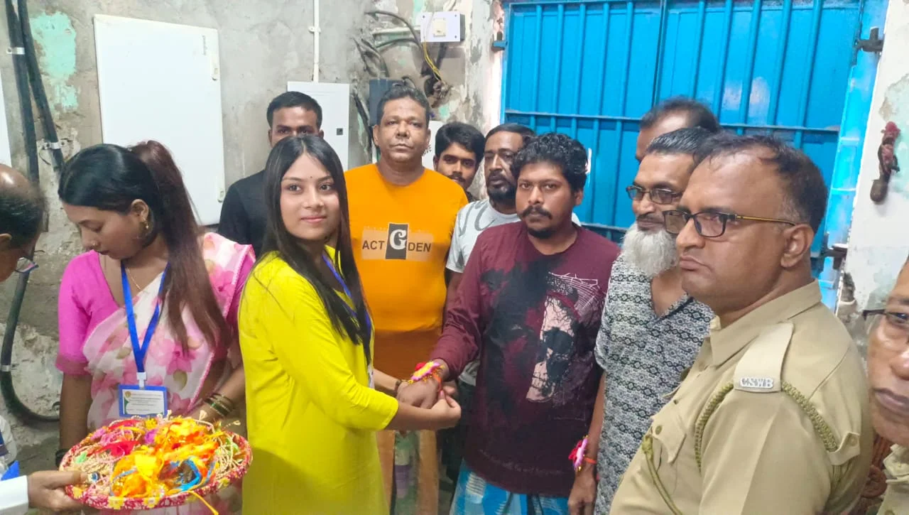বসিরহাট উপসংশোধনাগারে কয়েদিদের হাতে রাখি পরিয়ে মিষ্টি মুখ স্বেচ্ছাসেবী সংগঠনের