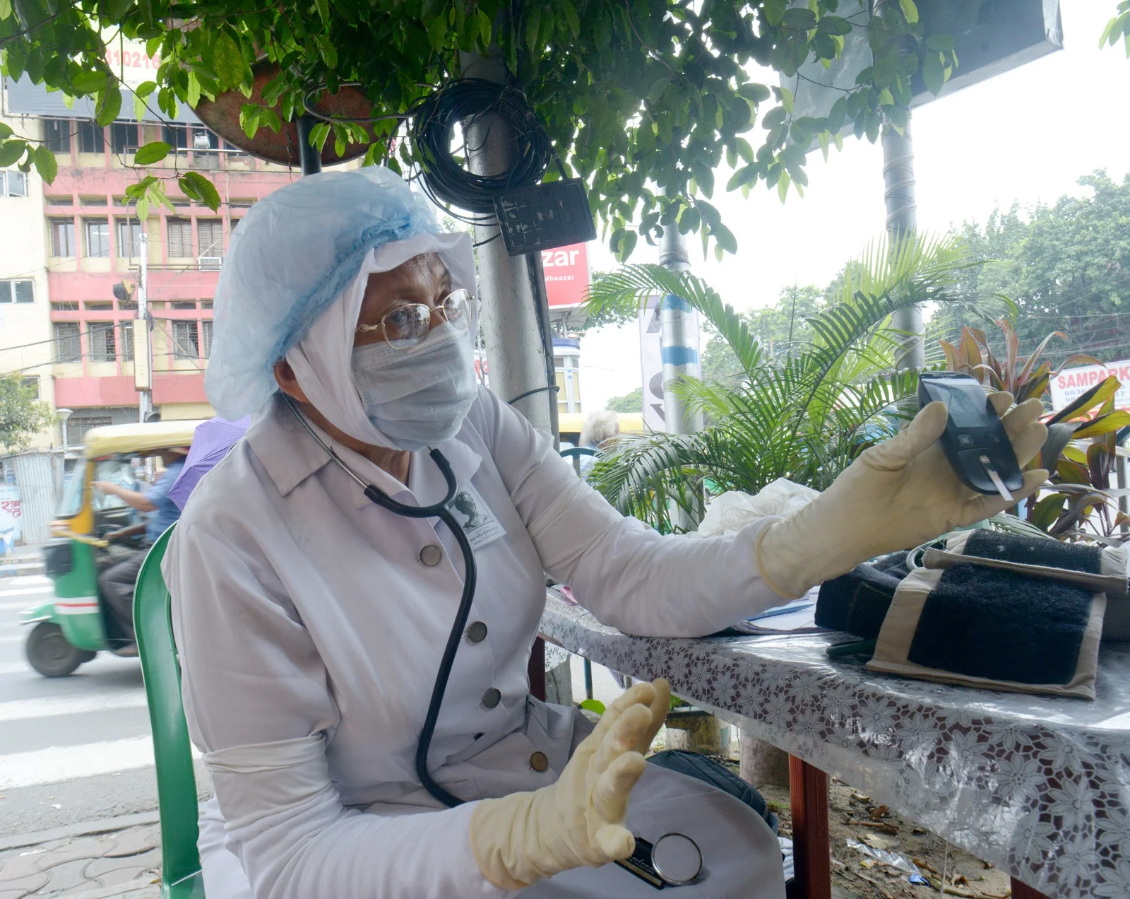 অসুখ প্রতিরোধের জন্য সচেতনতার পাঠ দেন কলকাতার নাইটিঙ্গেল গীতা দে
